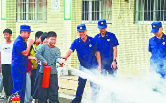 “實(shí)戰(zhàn)課”進(jìn)校園 防火知識(shí)入童心